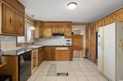 Kitchen - 400 Crescent Dr, Conway, SC 29526 photo 4 of 5