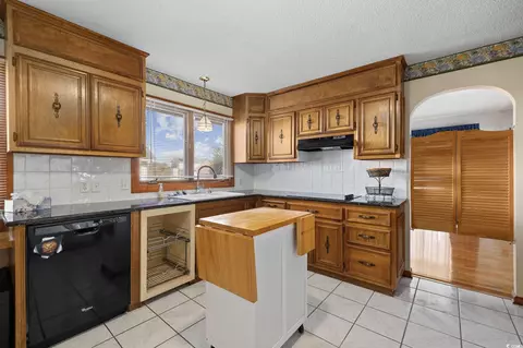 Kitchen - 400 Crescent Dr, Conway, SC 29526 photo 2 of 5