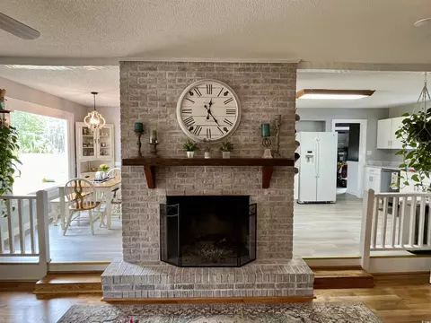 Living - 108 Johnstone Ln, Georgetown, SC 29440 photo 2 of 6