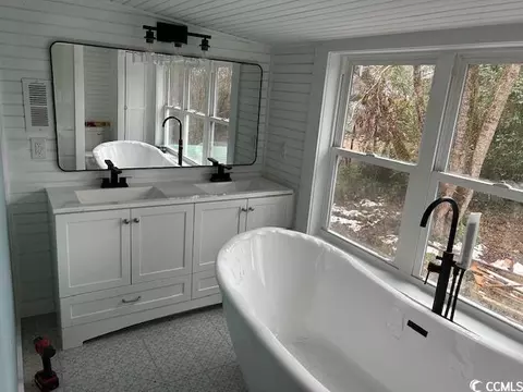 Bath - 2708 Main St, Loris, SC 29569 photo 5 of 7