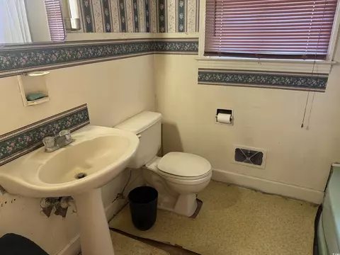 Bath - 911 Park Ave, Marion, SC 29571 photo 3 of 4