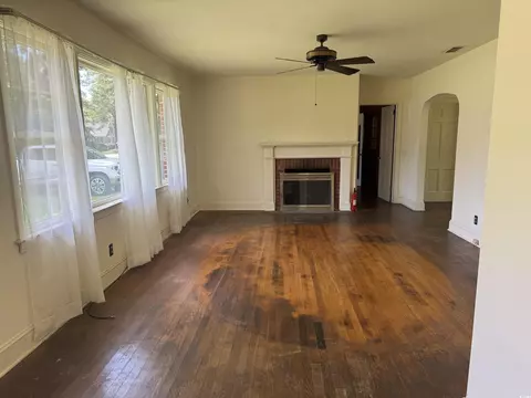 Living - 911 Park Ave, Marion, SC 29571 photo 1 of 3