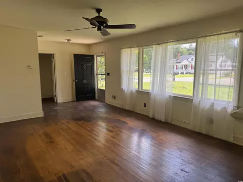Living - 911 Park Ave, Marion, SC 29571 photo 3 of 3