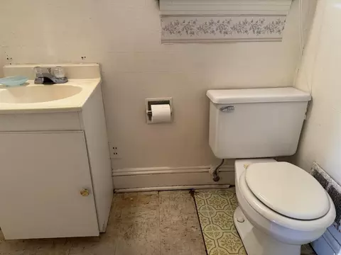Bath - 911 Park Ave, Marion, SC 29571 photo 2 of 4