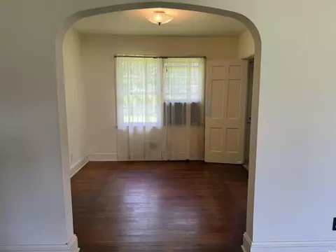 Living - 911 Park Ave, Marion, SC 29571 photo 2 of 3