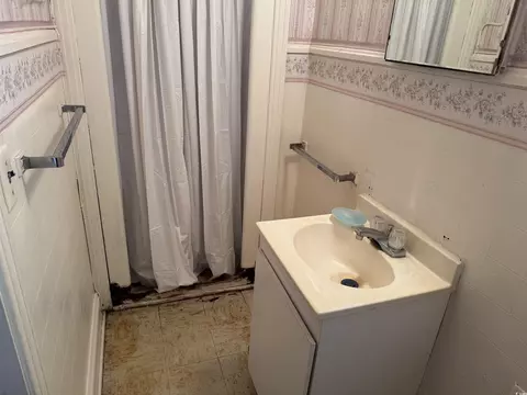 Bath - 911 Park Ave, Marion, SC 29571 photo 1 of 4