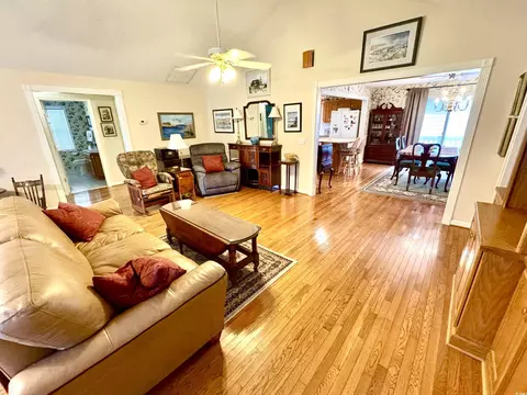Living - 112 Robin Dr, Georgetown, SC 29440 photo 2 of 4