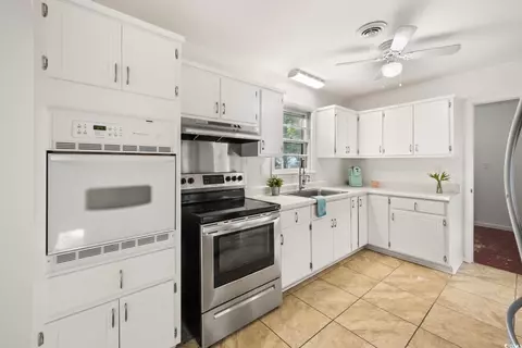 Kitchen - 1607 Oak St, Georgetown, SC 29440 photo 2 of 3