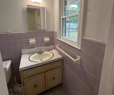 Bath - 1127 Tynes St, Dillon, SC 29536 photo 2 of 2