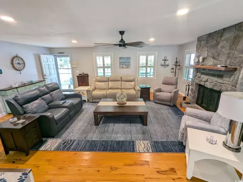 Living - 321 Jay St, Murrells Inlet, SC 29576 photo 2 of 6