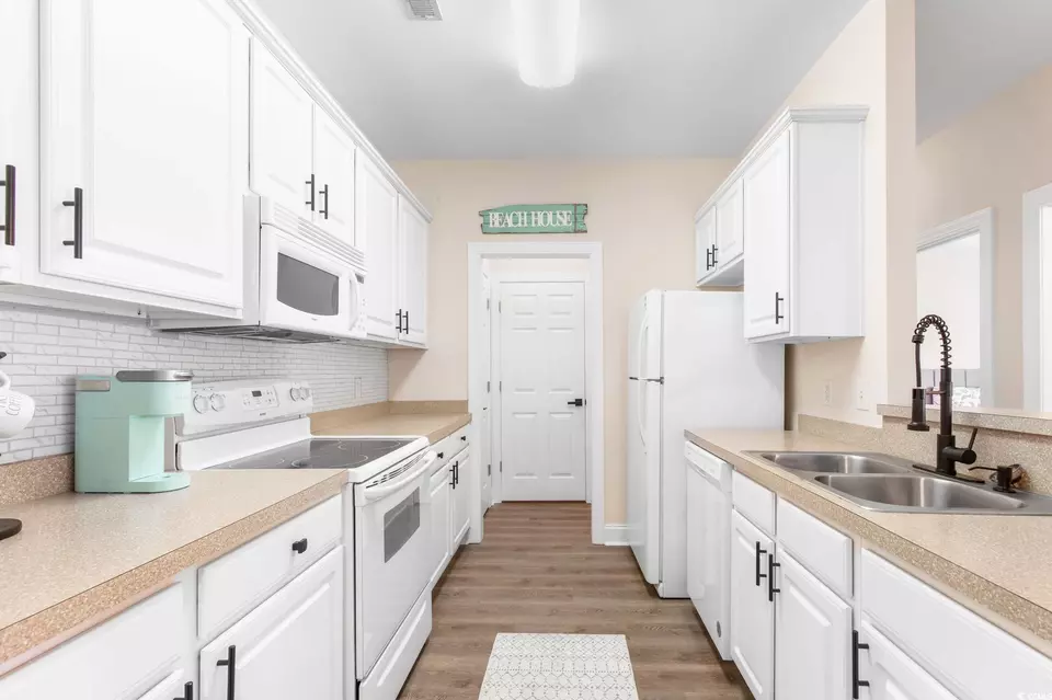 Kitchen - 2033 Silvercrest Dr #21B, Myrtle Beach, SC 29579 photo 3 of 4