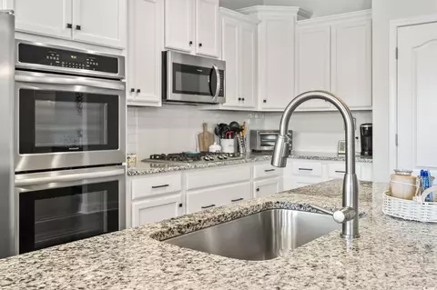 Kitchen - 2011 Hazlette Loop, Conway, SC 29526 photo 4 of 5