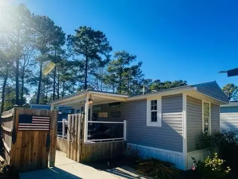 77 Offshore Dr, Murrells Inlet, SC 29576