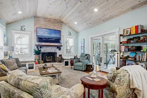 Living - 416 Front St, Georgetown, SC 29440 photo 3 of 5