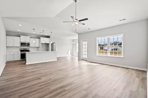 Living - 1005 Oakley St, Georgetown, SC 29440 photo 3 of 5