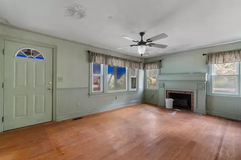 Living - 402 Wilkinson St, Georgetown, SC 29440 photo 4 of 7