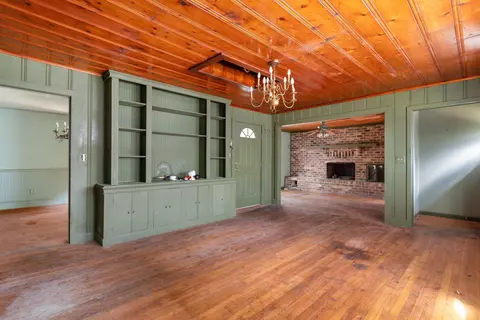 Living - 402 Wilkinson St, Georgetown, SC 29440 photo 2 of 7