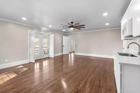 Living - 203 River St, Georgetown, SC 29440 photo 11 of 17