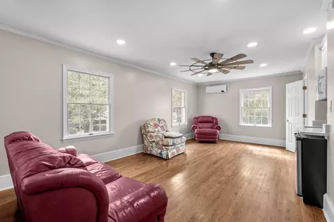 Living - 203 River St, Georgetown, SC 29440 photo 15 of 17