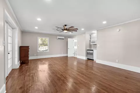 Living - 203 River St, Georgetown, SC 29440 photo 12 of 17