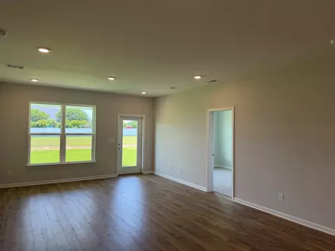 Living - 120 Buckingham Dr, Conway, SC 29526 photo 2 of 4