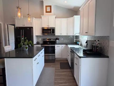 Kitchen - 1066 Fox Bay Rd, Loris, SC 29569 photo 5 of 7