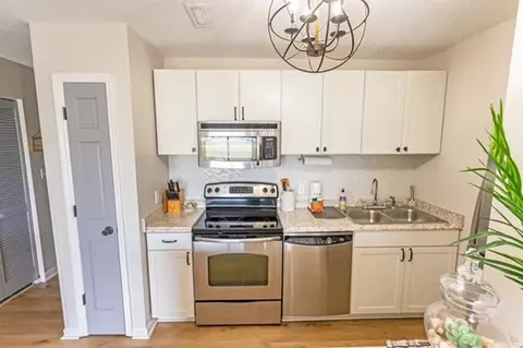 Kitchen - 203 Double Eagle Dr #B-1, Myrtle Beach, SC 29575 photo 4 of 4