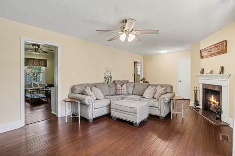 Living - 4375 Thomas St, Loris, SC 29569 photo 3 of 4