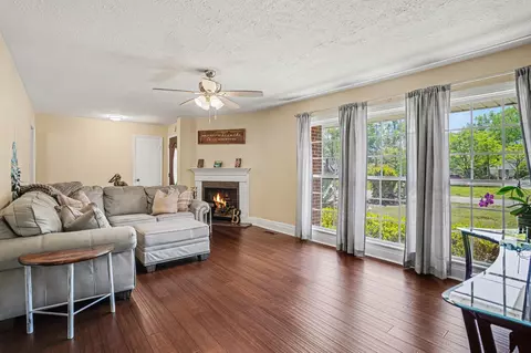 Living - 4375 Thomas St, Loris, SC 29569 photo 2 of 4