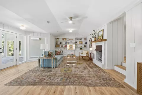 Living - 910 Second Ave, Georgetown, SC 29440 photo 1 of 2