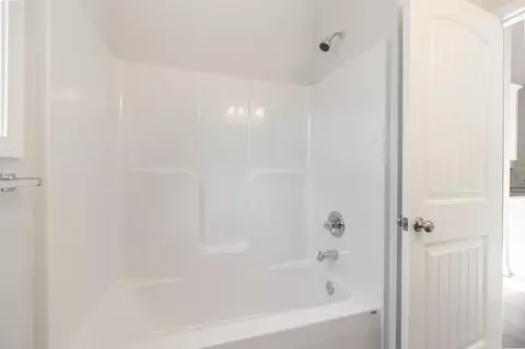 Bath - 65 Bennington Ct, Georgetown, SC 29440 photo 2 of 3