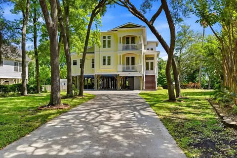 321 N Oak Dr, Surfside Beach, SC 29575