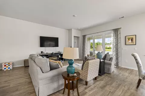 Living - 531 Pier Ct, Longs, SC 29568 photo 2 of 4