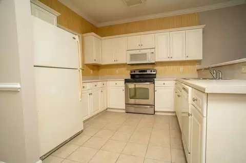 Kitchen - 300 Kiskadee Loop #B, Conway, SC 29526 photo 10 of 12