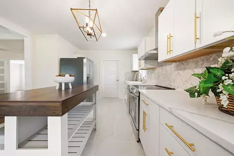 Kitchen - 302 Azalea Dr, Mullins, SC 29574 photo 5 of 7
