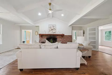 Living - 302 Azalea Dr, Mullins, SC 29574 photo 3 of 6