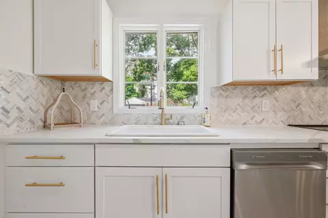 Kitchen - 302 Azalea Dr, Mullins, SC 29574 photo 6 of 7