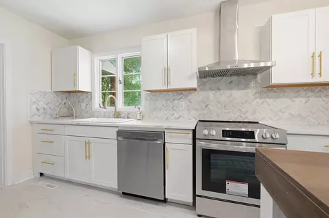Kitchen - 302 Azalea Dr, Mullins, SC 29574 photo 4 of 7