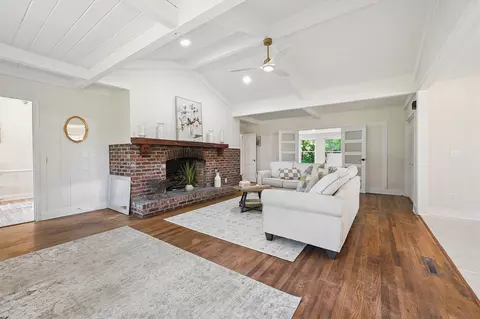 Living - 302 Azalea Dr, Mullins, SC 29574 photo 2 of 6