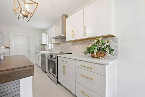 Kitchen - 302 Azalea Dr, Mullins, SC 29574 photo 3 of 7