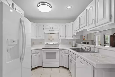 Kitchen - 125 Fox Glen Dr, Loris, SC 29569 photo 2 of 4