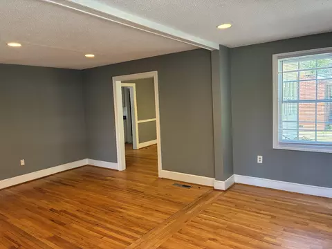 Living - 1302 Saville St, Georgetown, SC 29440 photo 2 of 8