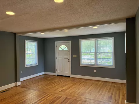 Living - 1302 Saville St, Georgetown, SC 29440 photo 3 of 8