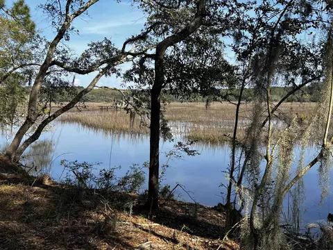 27 Pleasant Place Dr, Beaufort, SC 29907
