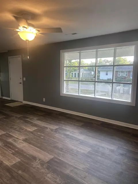 Living - 802 Esther St, Mullins, SC 29574 photo 1 of 2