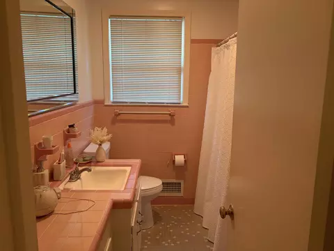 Bath - 322 Johnson Dr, Dillon, SC 29536 photo 1 of 4