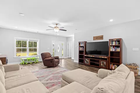 Living - 792 Roberts Rd, Aynor, SC 29511 photo 2 of 2