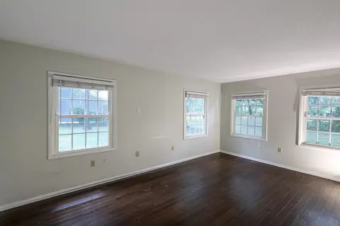 Living - 127 Johnstone Ln, Georgetown, SC 29440 photo 2 of 5