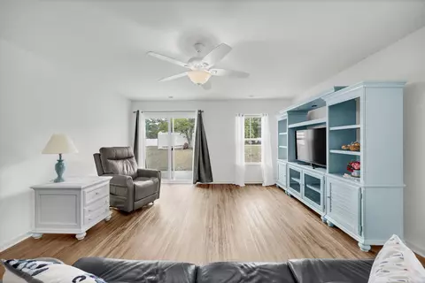Living - 807 SW Fox St, Shallotte, NC 28470 photo 2 of 4
