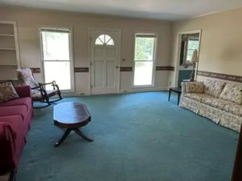 Living - 500 E Andrews St, Hemingway, SC 29554 photo 1 of 3